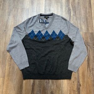 NWT Club Room Wool Blend V-Neck Sweater in Gray and Blue Argyle